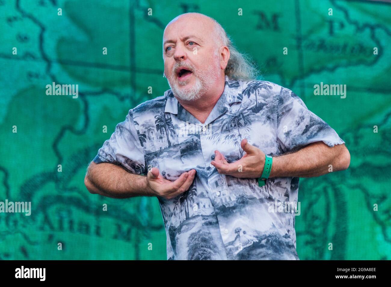 Henham Park, Suffolk, Regno Unito. 25 luglio 2021. Bill Bailey si esibisce sul palco dell'Obelisco - il Latitude Festival 2021, Henham Park. Suffolk, torna come un evento di test covid dopo un anno di distanza a causa della pandemia. Credit: Guy Bell/Alamy Live News Foto Stock