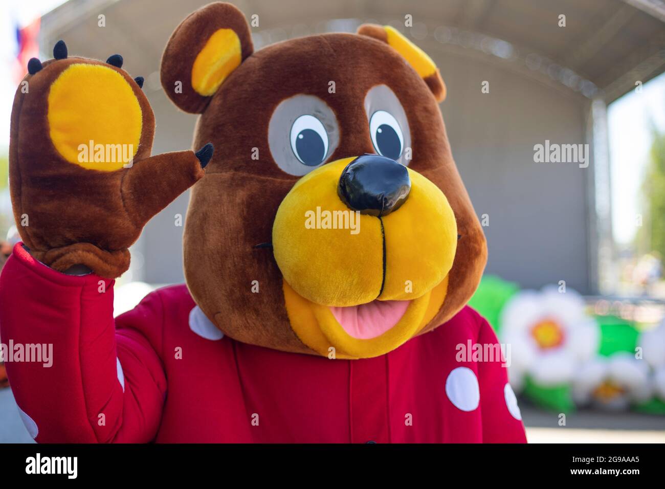 Animatore in costume da orso. Un uomo in una tuta completa per la vacanza.  Orso russo in vacanza Foto stock - Alamy