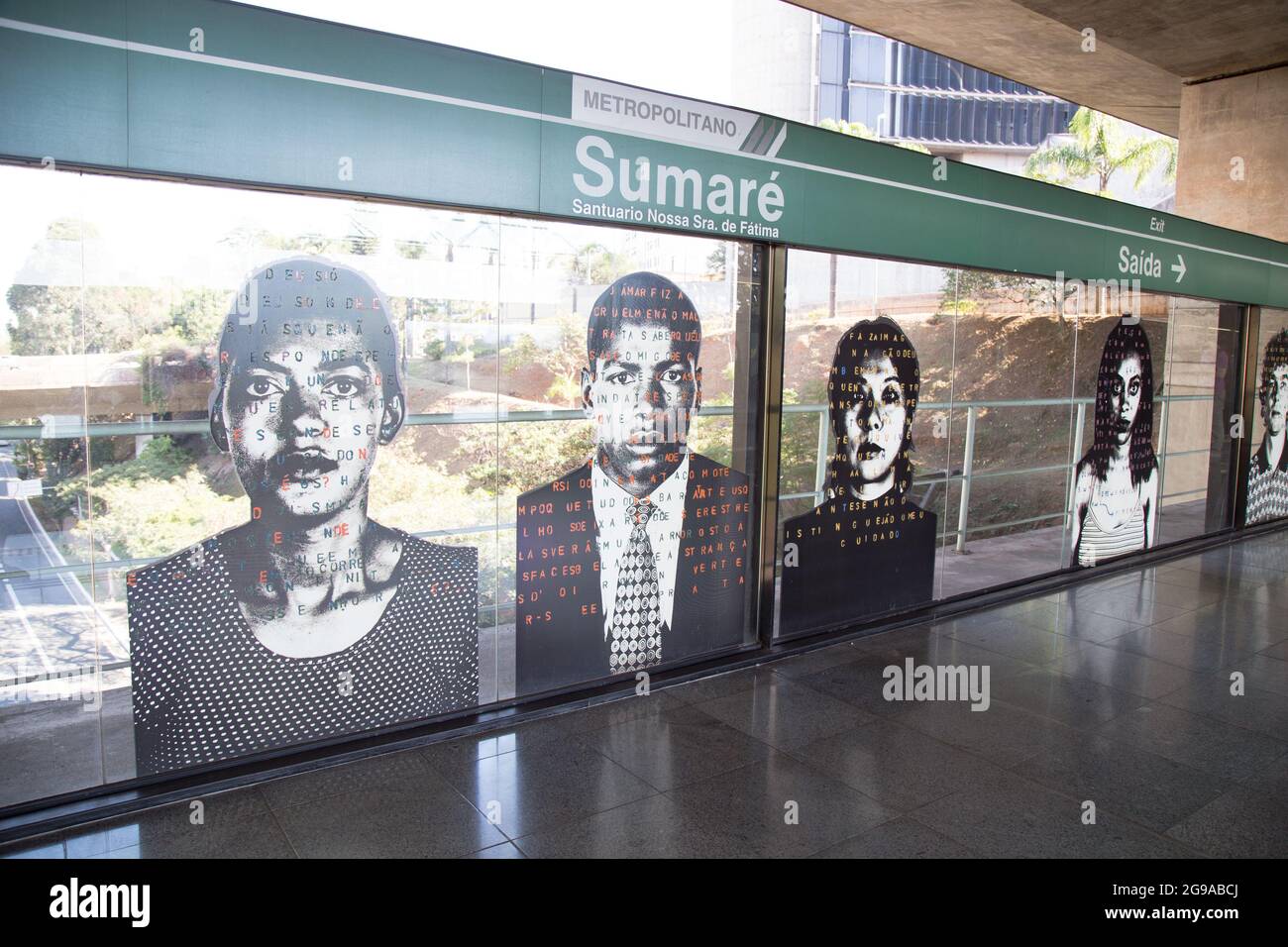 Una serie di fotografie con poesia dell'artista Alex Flemming esposte sul bicchiere della stazione della metropolitana di Sumaré. São Paulo Brasile. Foto Stock