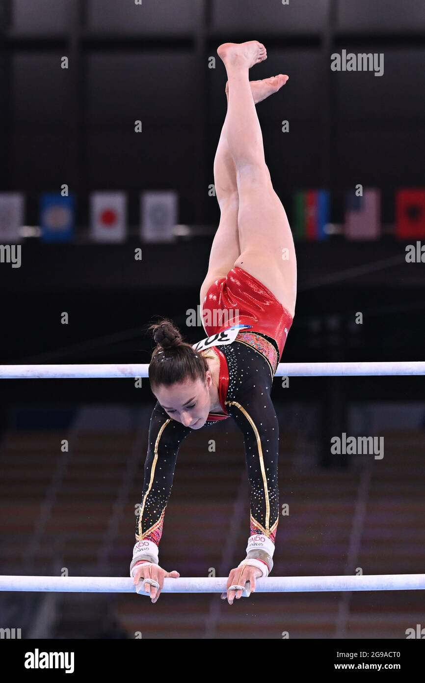 Ginnastica artistica belga Nina Derwael, in azione durante la gara di sbarre irregolari per donne alle qualifiche della ginnastica artistica c Foto Stock