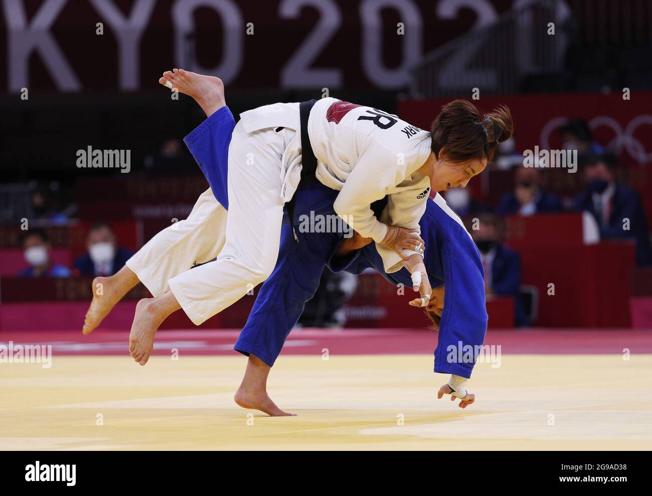Il Korea's da-Sol Park (bianco) compete contro la Reka Pupp ungherese in una partita femminile di repachage Judo 52kg alle Olimpiadi estive di Tokyo, Giappone, domenica 25 luglio 2021. Foto di Bob strong/UPI. Foto Stock