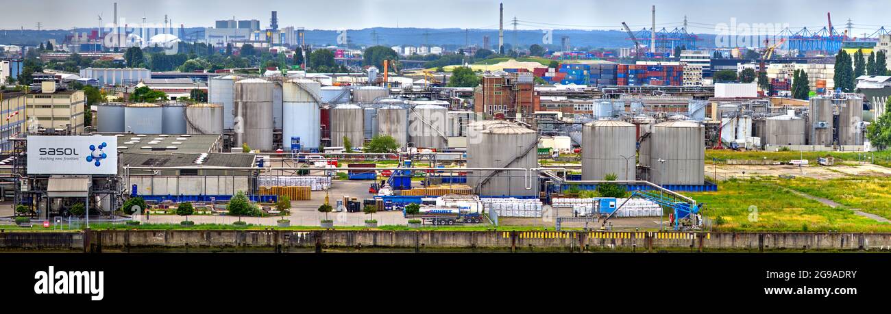 Amburgo, Germania, 22 luglio 2021: Panorama ad alta risoluzione del porto petrolifero di Amburgo con serbatoi, navi di stoccaggio e punti di trasbordo, vista aerea Foto Stock