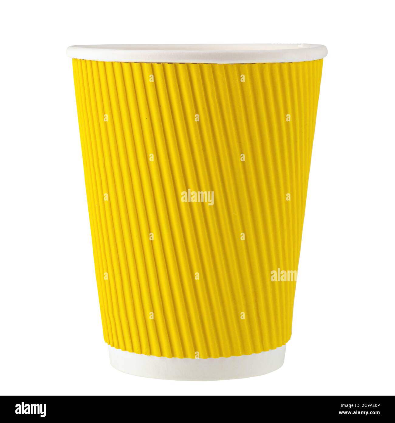 Tazza di carta gialla per caffè, tè o acqua isolata su sfondo bianco. Capsule per liquidi. Il file contiene il percorso di ritaglio. Elemento di progettazione. Foto Stock