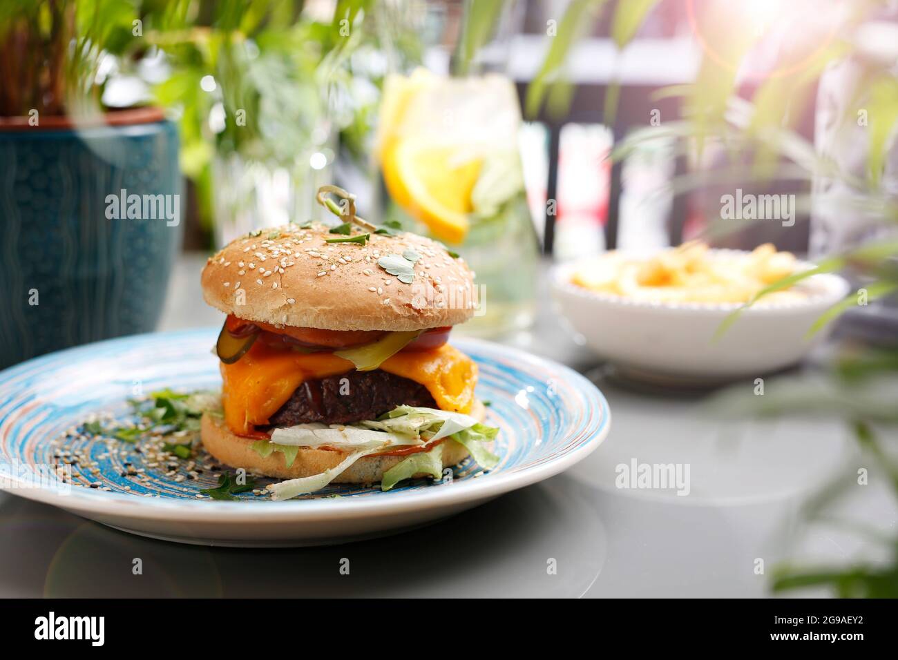 Hamburger vegetariano con formaggio tofu e verdure. Un piatto colorato appetitoso. Fotografia culinaria, stile alimentare. Foto Stock