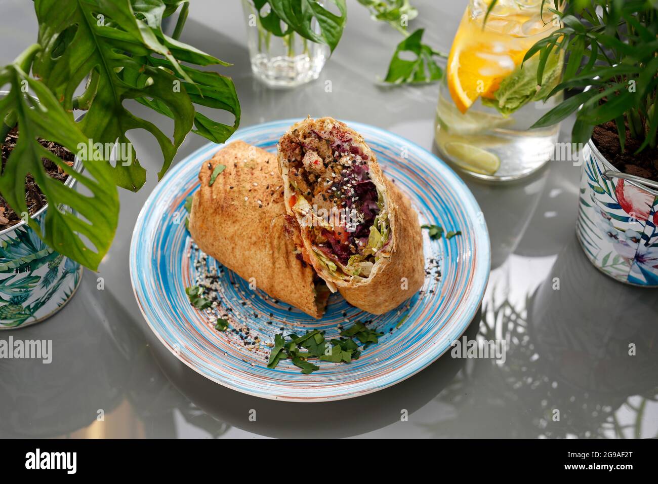 Falafel in tortilla con verdure. Cucina vegetariana. Fast food vegetariano. Un piatto colorato appetitoso. Fotografia culinaria, stile alimentare. Foto Stock