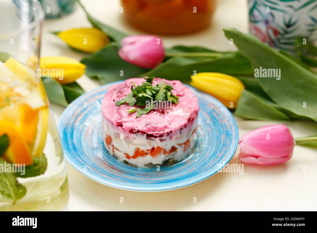 Insalata di aringhe con barbabietole. Piatto tradizionale. Un piatto colorato appetitoso. Fotografia culinaria, stile alimentare. Foto Stock