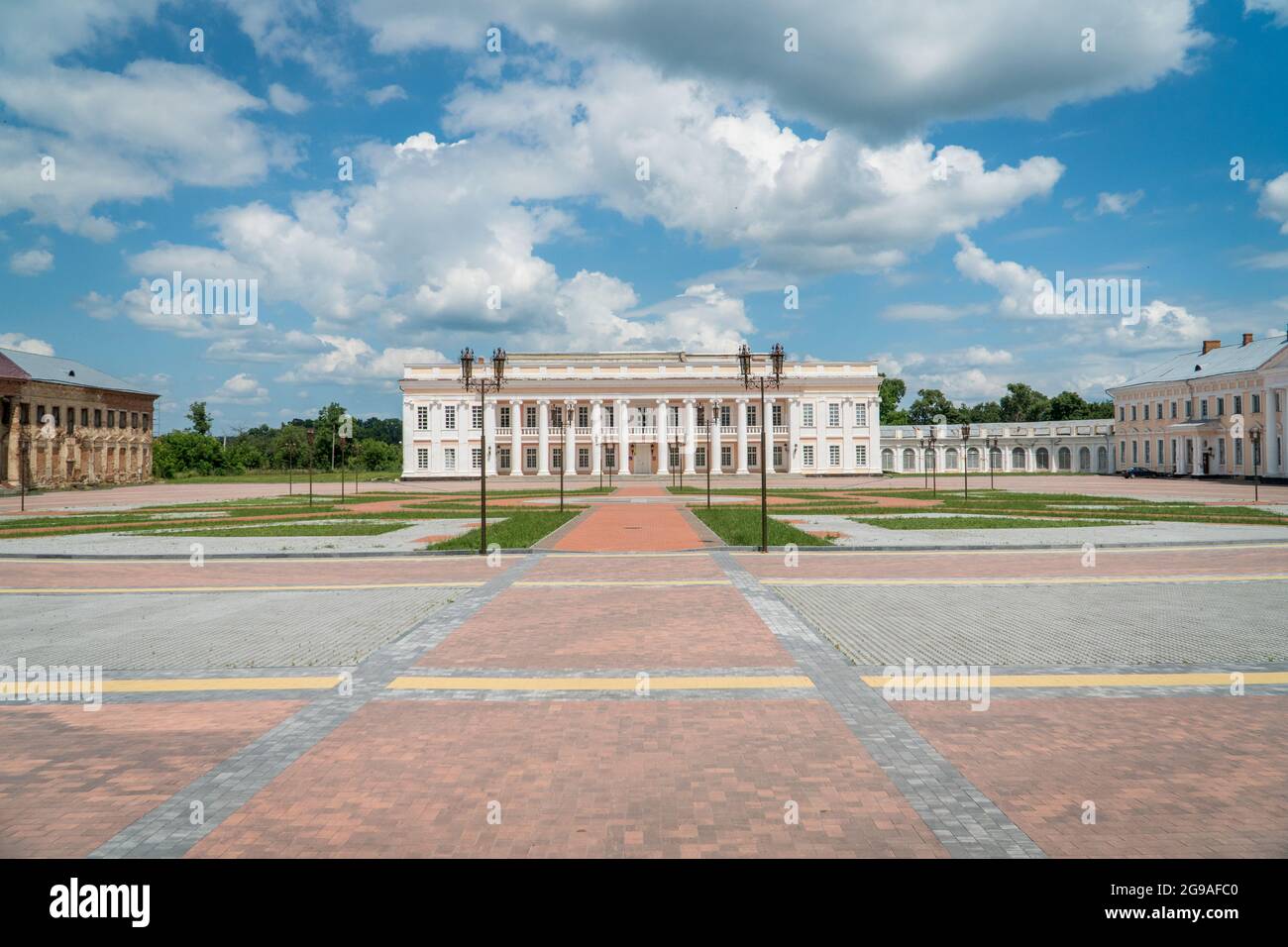 Vista estiva del palazzo Tulchin answamble situato nella città di Tulchin, Podillya, Vinnytsa regione, Ucraina,2021. Destinazioni turistiche e di viaggio in Ucraina Foto Stock