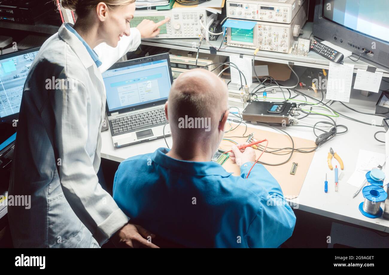 Team di ingegneri di sviluppo che progettano nuovi prodotti in laboratorio Foto Stock