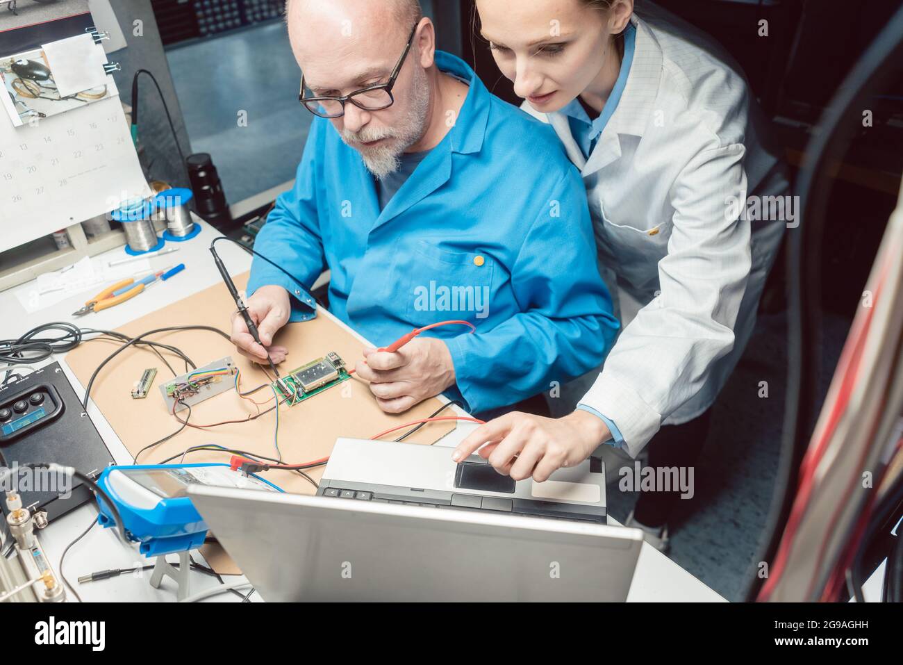 Team di ingegneri di sviluppo che progettano nuovi prodotti in laboratorio Foto Stock