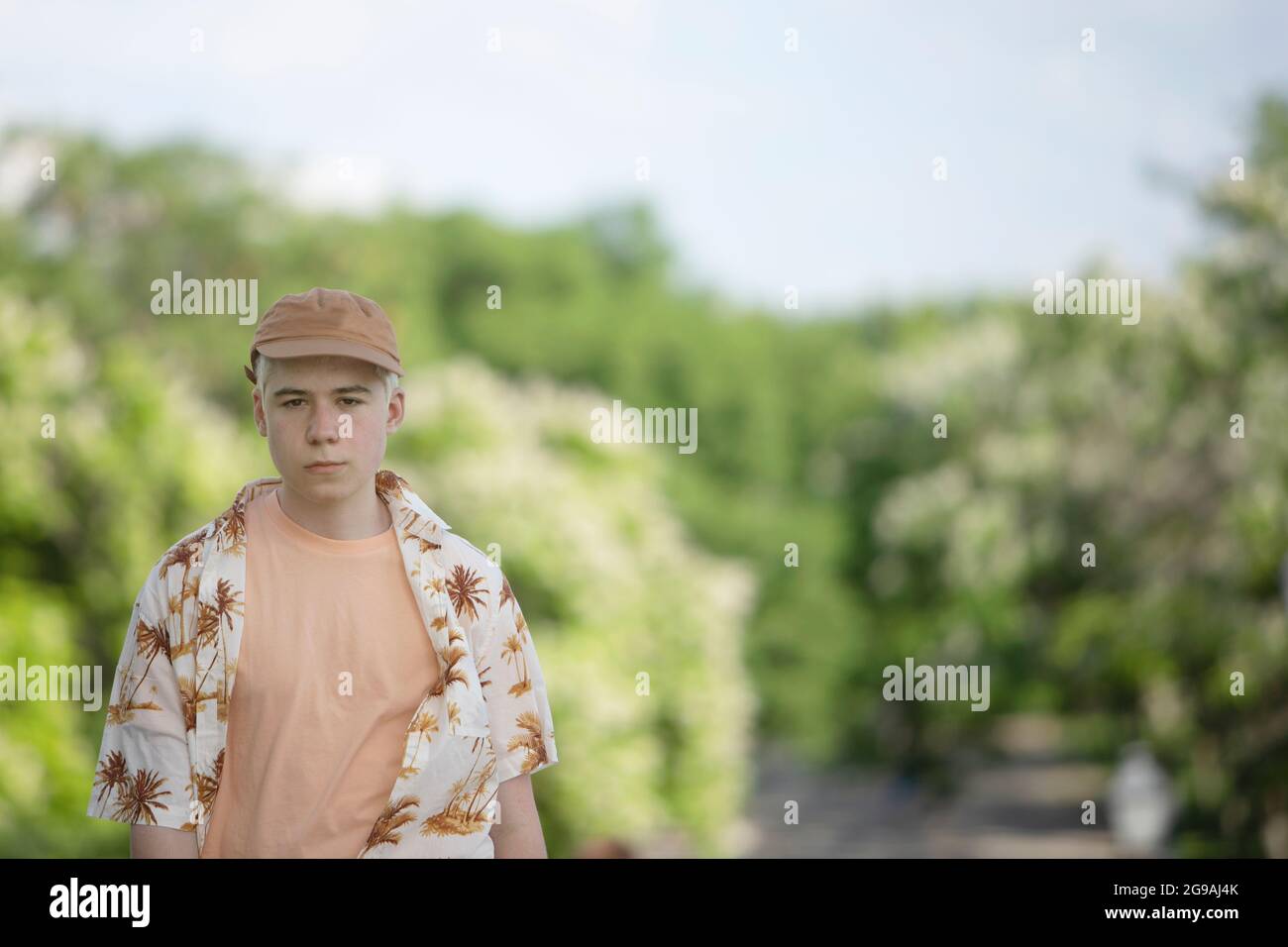 adolescente caucasico in abiti estivi nel parco Foto Stock
