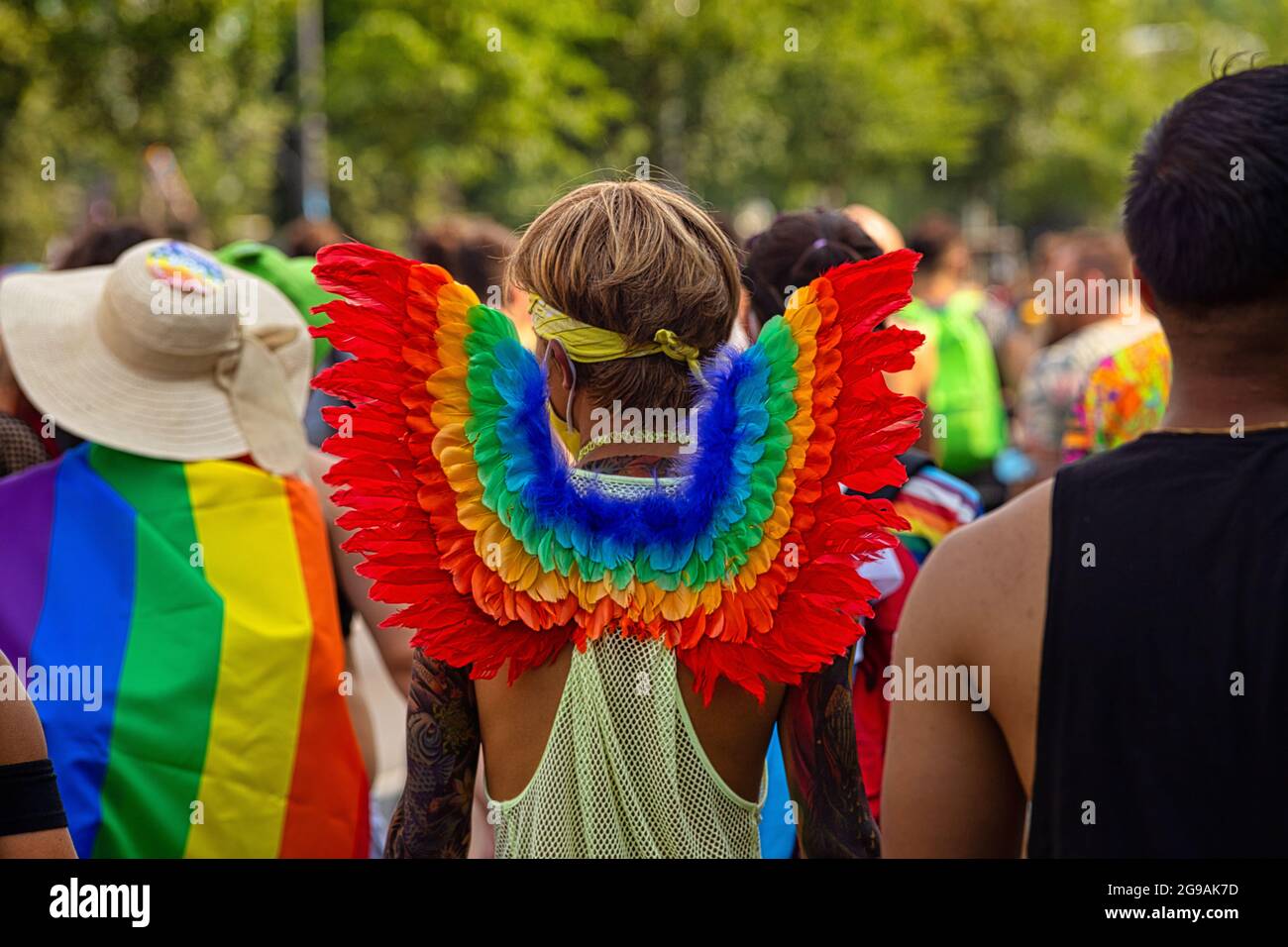 Berlino, Germania - 24 luglio 2021 - UN uomo indossa ali di angelo arcobaleno durante il giorno di Christopher Street (CSD) Foto Stock