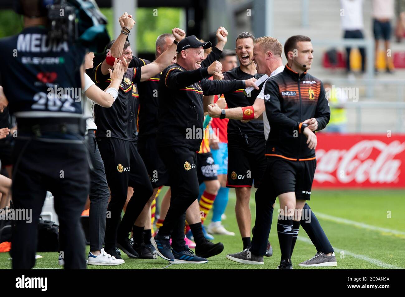 L'assistente allenatore di Mechelen Fred Vanderbiest e il capo allenatore di Mechelen Wouter Vrancken festeggiano dopo una partita di calcio tra KV Mechelen e. Foto Stock