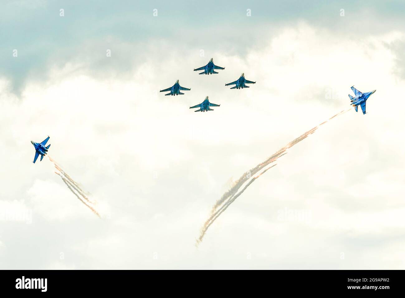 24 luglio 2021, Zhukovsky, Russia: Scioglimento con sparare trappole di sei cavalieri russi su-35 nel cielo sopra Zhukovsky.UN programma su larga scala per il 15° MAKS Air show è stato preparato dai team aeronautici ''Cavalieri Russi'', 'Swifts', ''Falconi di Russia'' e ''Berkuts'' che rappresentano le forze aerospaziali della Federazione Russa. I piloti della prima squadra aerobatica russa e, naturalmente, gli ospiti provenienti dall'India - la squadra aerobatica dell'elicottero SARANG ha preso il loro aereo nel cielo sopra Zhukovsky. (Credit Image: © Mihail Siergiejevicz/SOPA immagini via ZUMA Press Wi Foto Stock