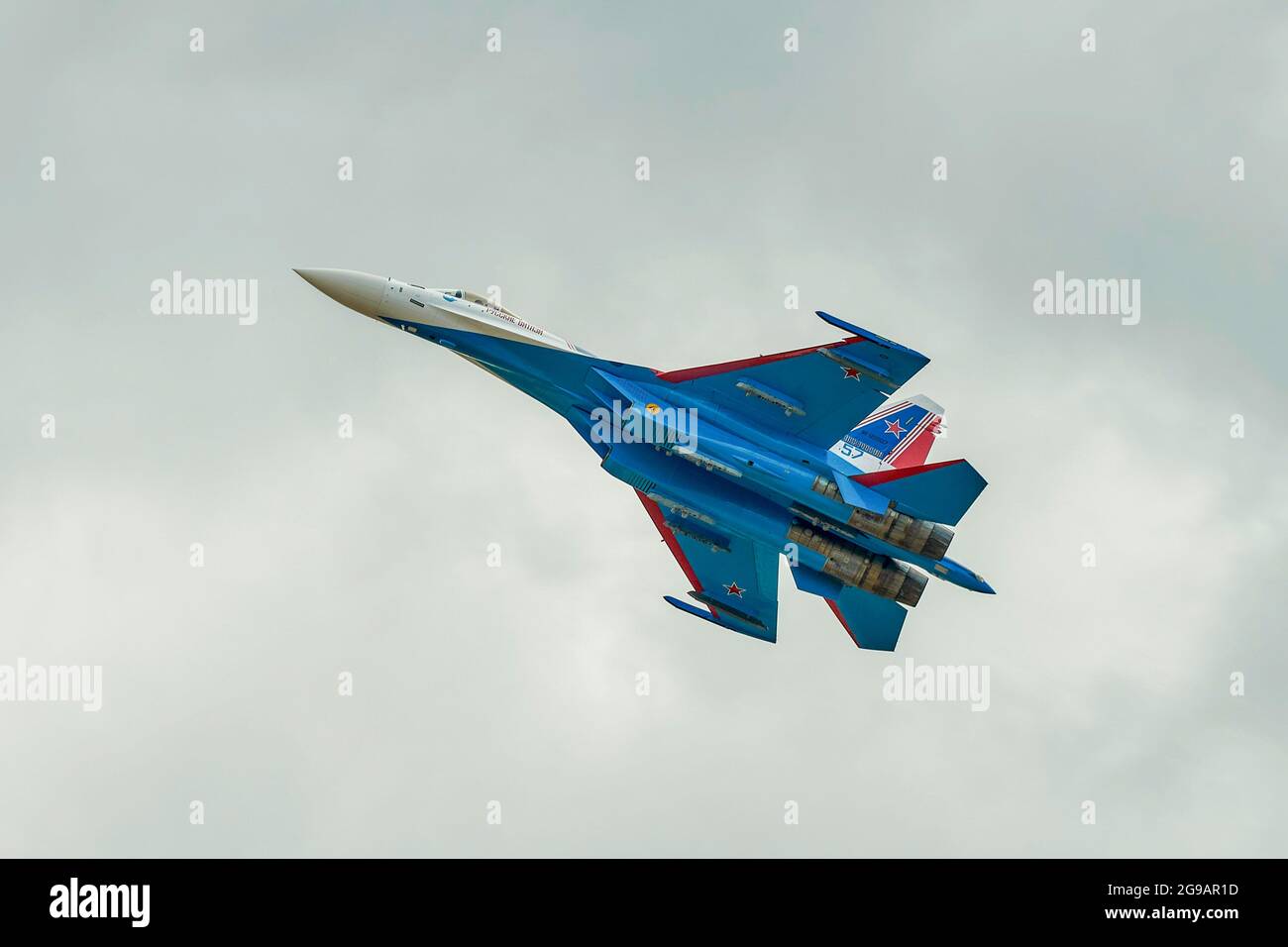 Zhukovsky, Russia. 24 luglio 2021. Su-35 cavalieri russi visti nel cielo su Zhukovsky.UN programma su larga scala per il 15° MAKS Air Show è stato preparato dai team di aerobica ''Cavalieri Russi'', 'Swifts', ''Falcons of Russia'' e ''Berkuts'' che rappresentano le forze aerospaziali della Federazione Russa. I piloti della prima squadra aerobatica russa e, naturalmente, gli ospiti provenienti dall'India - la squadra aerobatica dell'elicottero SARANG ha preso il loro aereo nel cielo sopra Zhukovsky. (Credit Image: © Mihail Siergiejevicz/SOPA Images via ZUMA Press Wire) Foto Stock