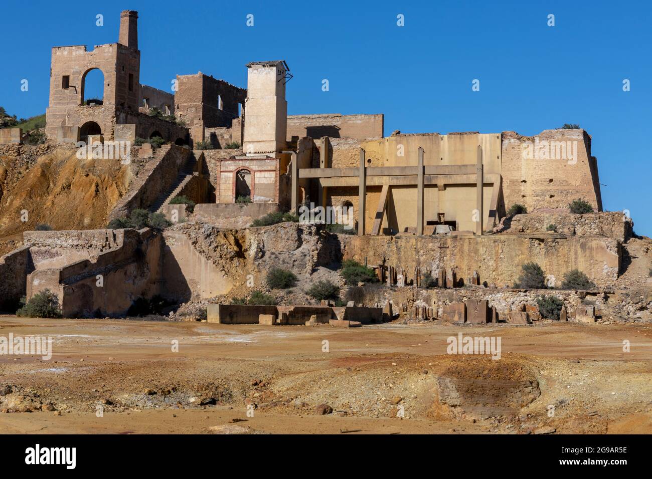 Resti delle costruzioni che facevano parte della miniera di Mazarrón, Murcia, ora un'area desertica Foto Stock