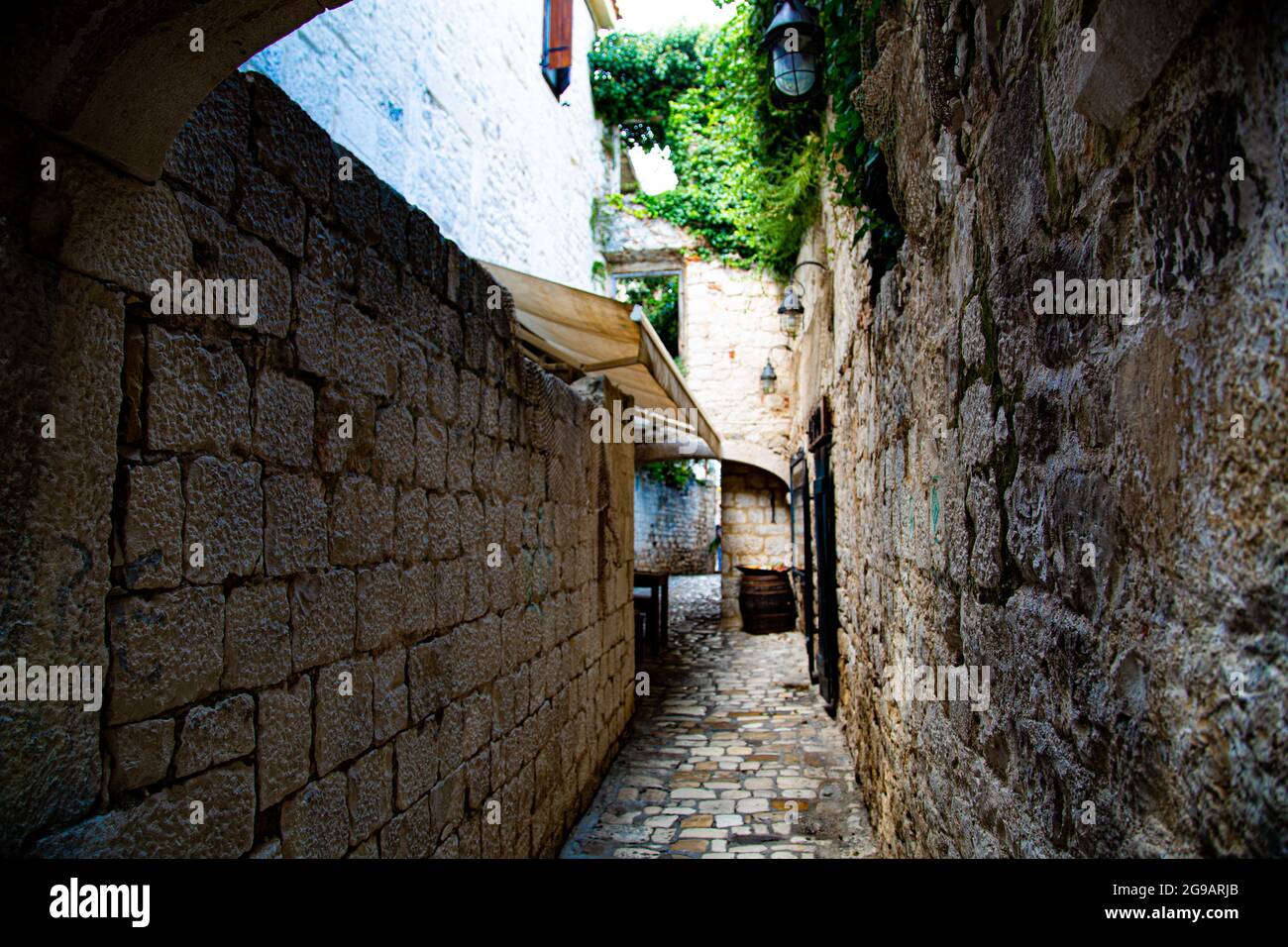 Trogir, pequeño pueblo muy pintoresco con calles medievales estrechas, murallas fortalezas e iglesias de arquitectura románico - góticas y calles. Foto Stock