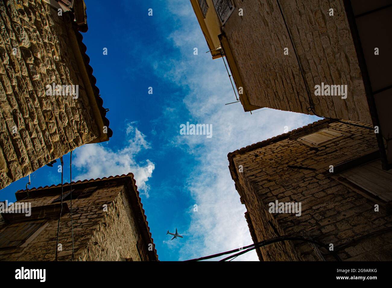 Trogir, pequeño pueblo muy pintoresco con calles medievales estrechas, murallas fortalezas e iglesias de arquitectura románico - góticas y calles. Foto Stock