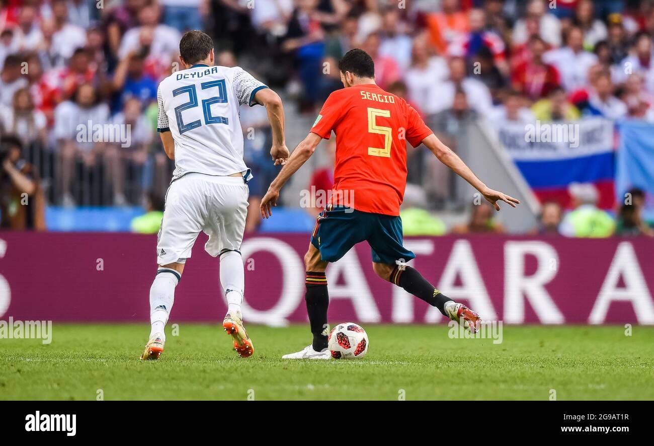Mosca, Russia - 1 luglio 2018. Spagna, centrocampista della nazionale di calcio Sergio Busquets e attaccante russo Artem Dzyuba durante la Coppa del mondo FIFA 2018 Roun Foto Stock