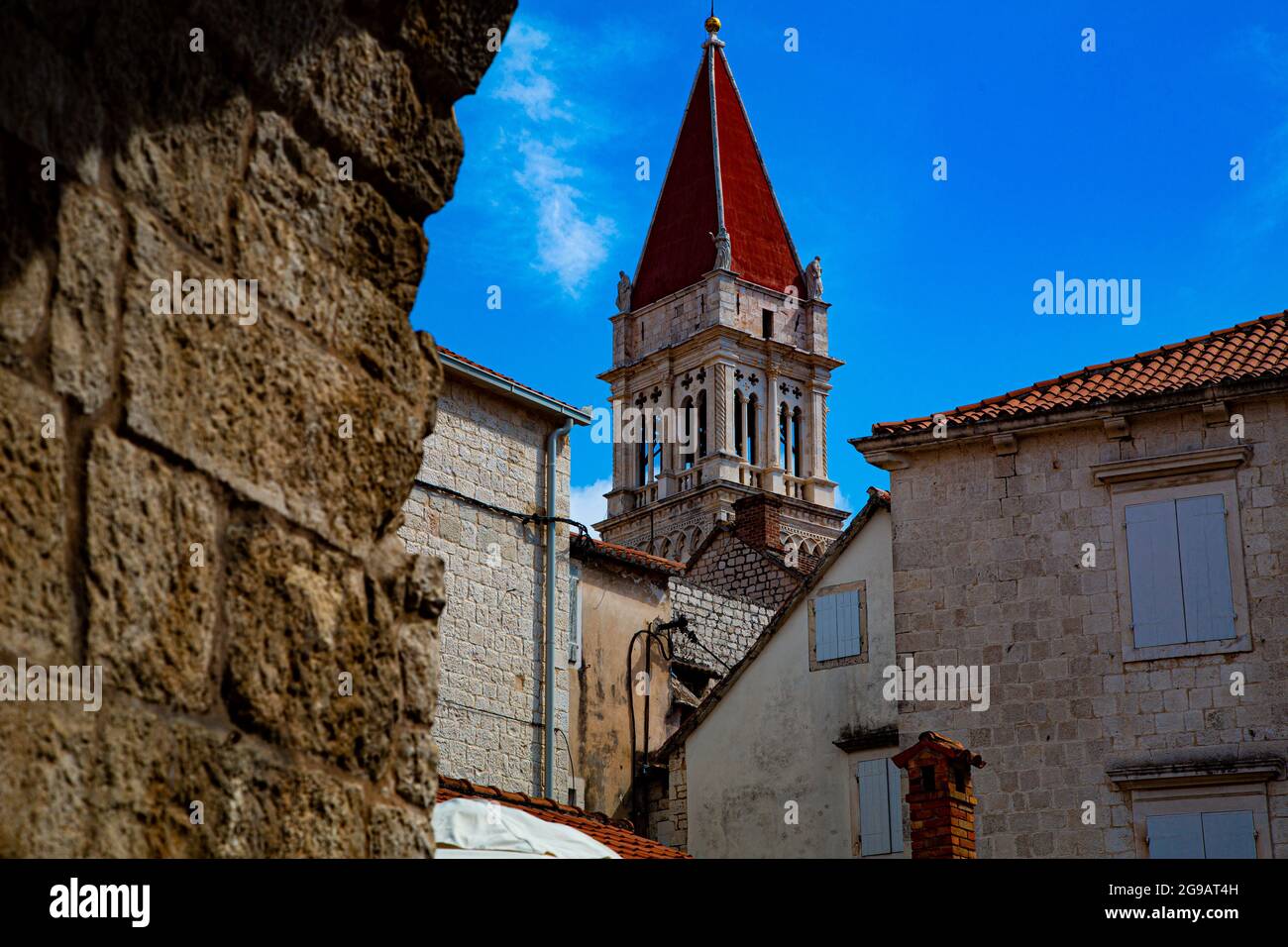 Trogir, pequeño pueblo muy pintoresco con calles medievales estrechas, murallas fortalezas e iglesias de arquitectura románico - góticas y calles. Foto Stock