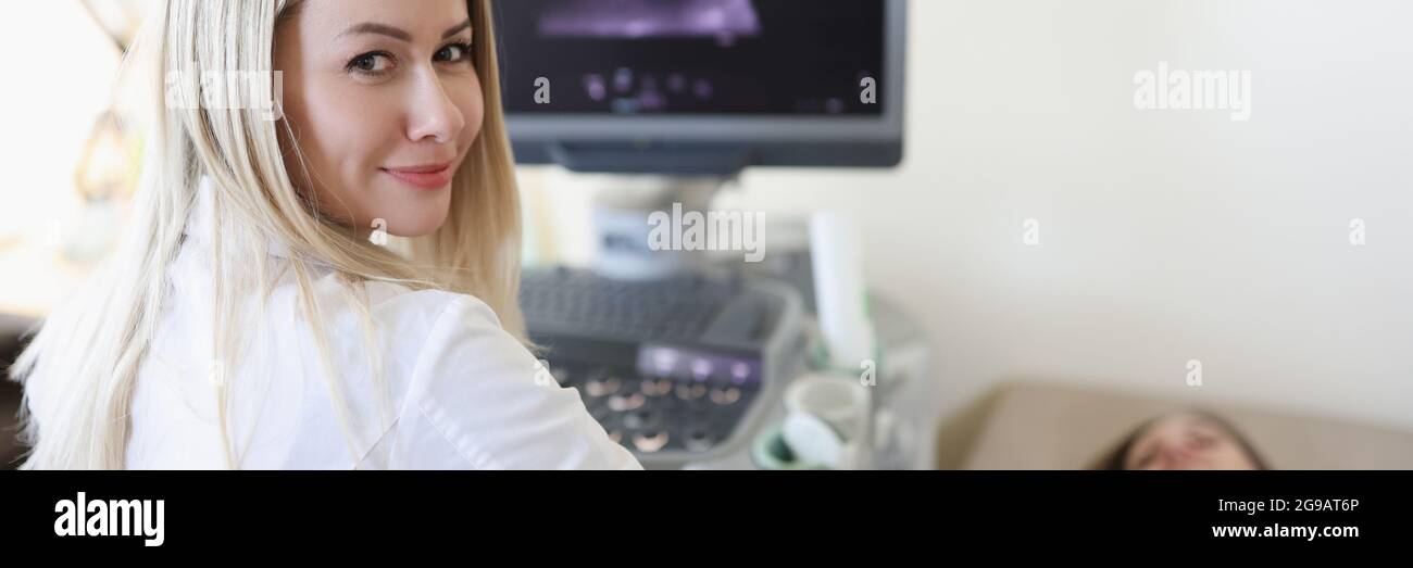 Medico che fa ecografia a paziente di donna in clinica Foto Stock