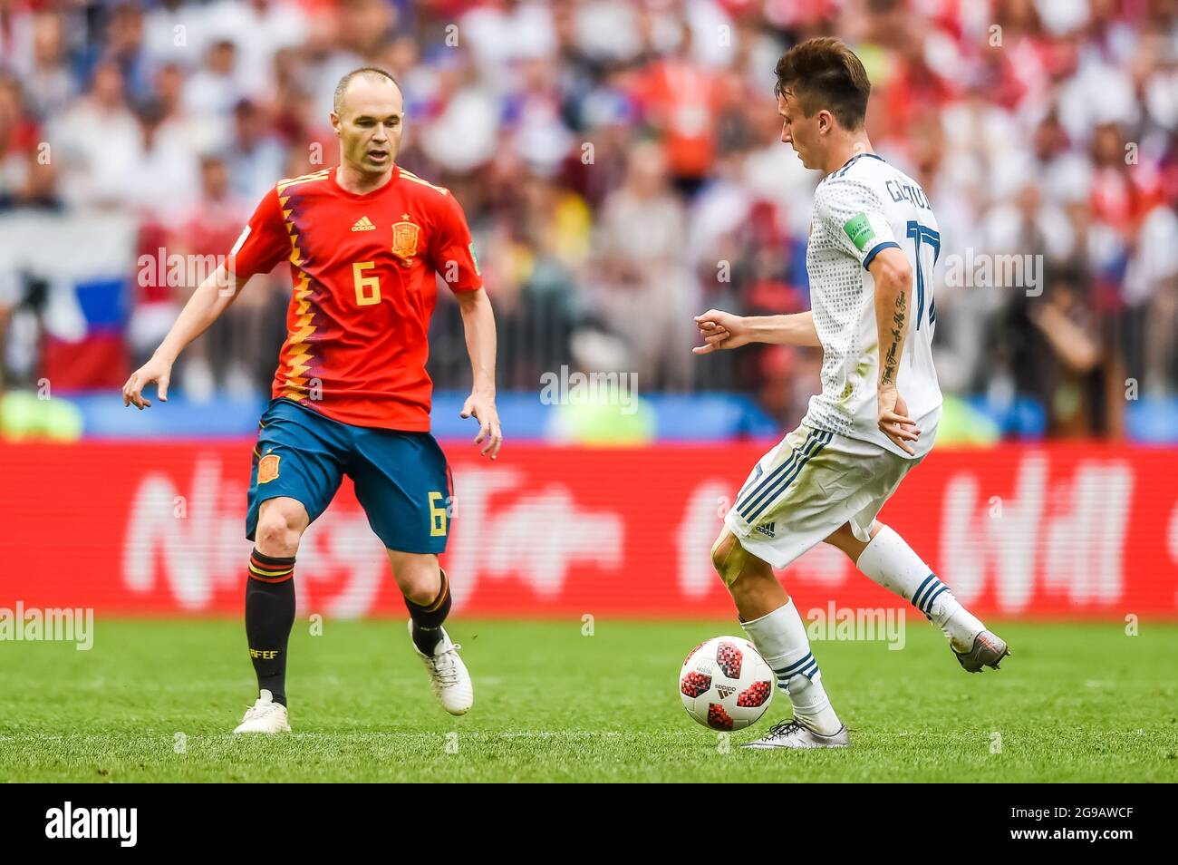 Mosca, Russia – 1 luglio 2018. Il centrocampista della nazionale russa Aleksandr Golovin contro il centrocampista spagnolo Andres Iniesta durante la Coppa del mondo FIFA 2018 Ro Foto Stock