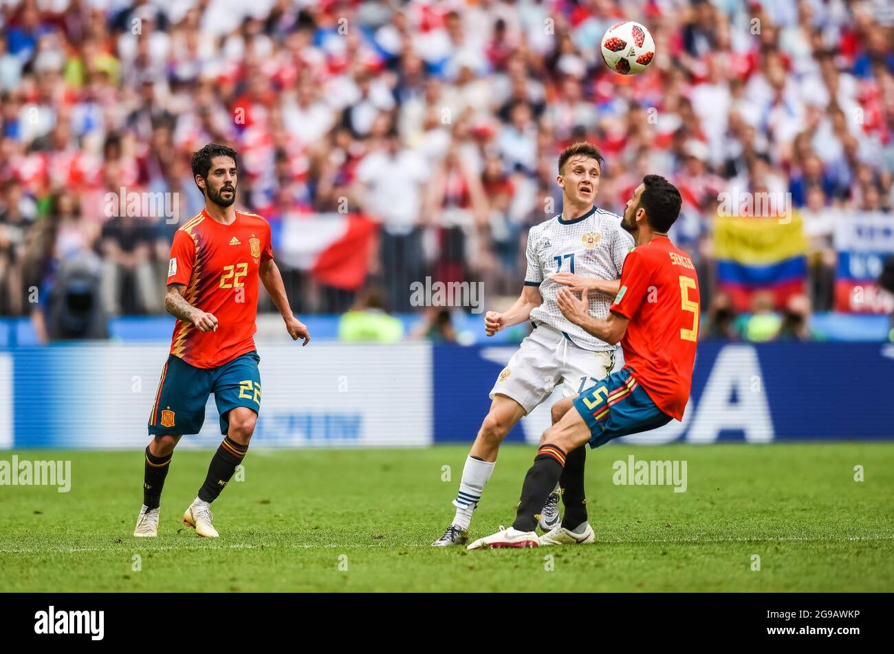 Mosca, Russia - 1 luglio 2018. Il centrocampista russo Aleksandr Golovin contro i giocatori spagnoli Isco e Sergio Busquets durante la Coppa del mondo FIFA 2018 Round of Foto Stock