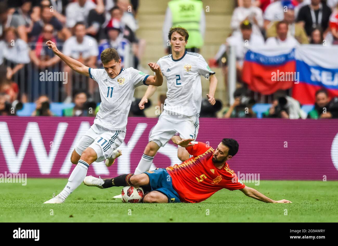 Mosca, Russia – 1 luglio 2018. Spagna nazionale di calcio centrocampista Sergio Busquets contro i giocatori russi Roman Zobnin e Mario Fernandes durante Foto Stock
