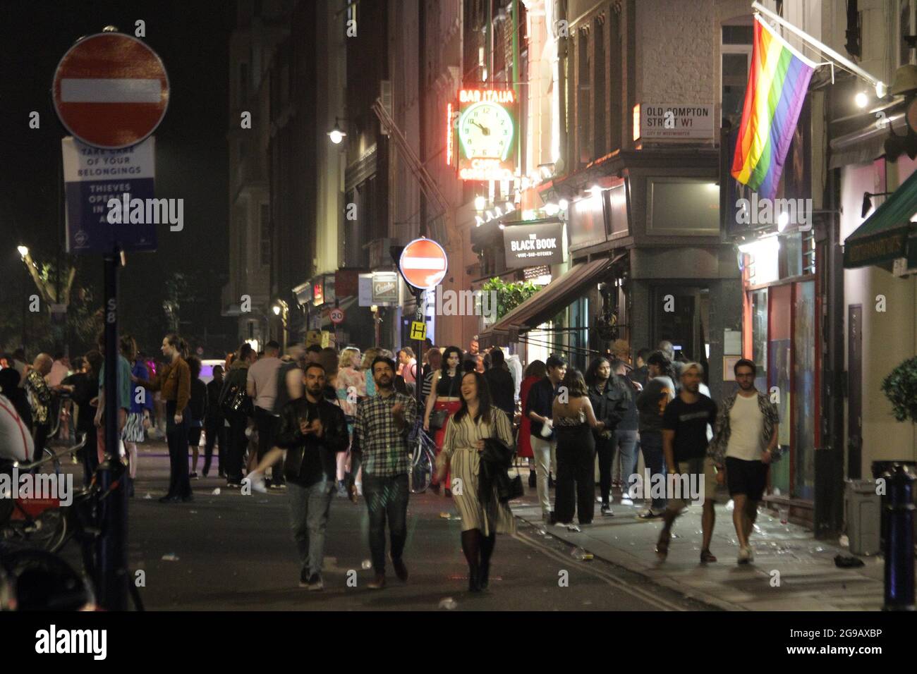 La vecchia strada Compton di soho era molto piena di persone il primo sabato di "libertà". Nessuno sa se questo è stato il primo e l'ultimo sabato di libertà, ma la gente è andata fuori e ha avuto un buon tempo bevendo e ballando fino alle 5.00. Ci sono stati dei rifiuti ovunque e gli addetti alle pulizie avevano un job.it molto grande era buono per vedere la gente fuori. . Speranza per le migliori 24/7/2021 blitz immagini Foto Stock