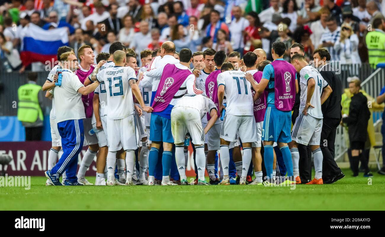 Mosca, Russia - 1 luglio 2018. Squadra nazionale di calcio russa, coaching e staff amministrativo prima della punizione in Coppa del mondo FIFA 2018 R. Foto Stock