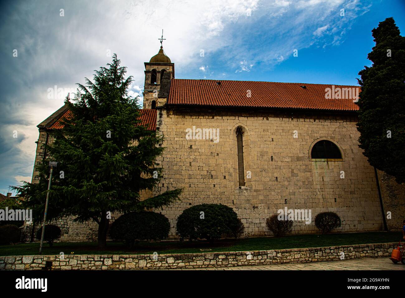 Sibenik ciudad medievale pintoresca de Croacia con calles estrechas y rincones muy pintorescos, con fachadas adornadas de forma característica. Foto Stock