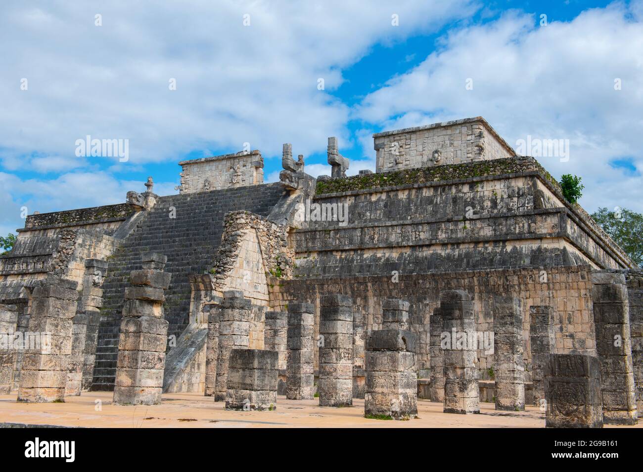 Tempio de los Guerreros Tempio dei Guerrieri al centro del sito archeologico di Chichen Itza a Yucatan, Messico. Chichen Itza è un mondo UNESCO He Foto Stock