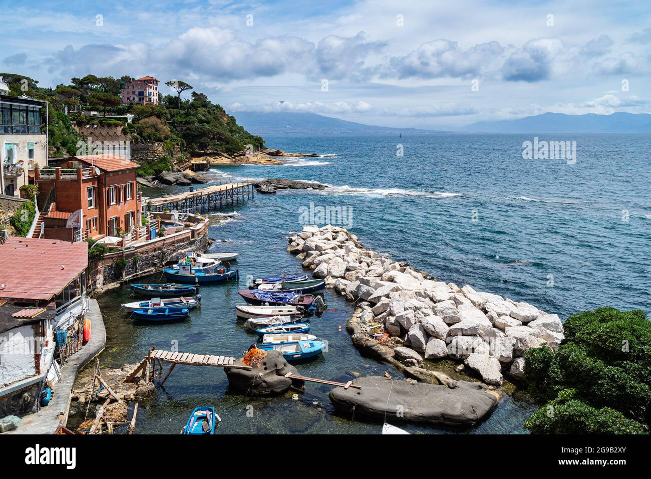 Vista su Marechiaro, tipico borgo di pescatori situato nel quartiere Posillipo di Napoli con splendida vista panoramica, Italia Foto Stock