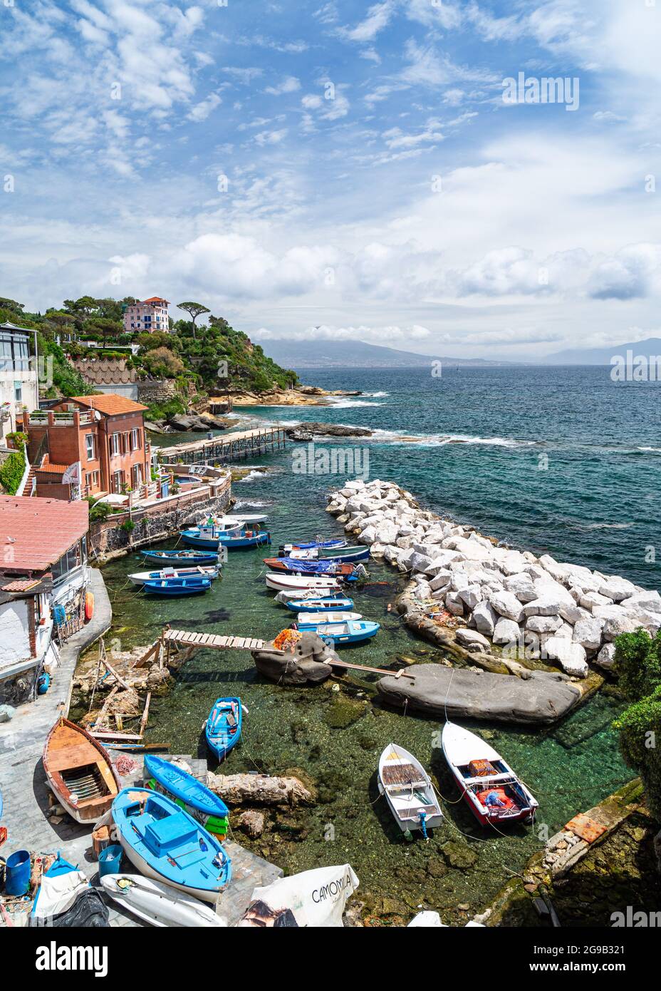 Vista su Marechiaro, tipico borgo di pescatori situato nel quartiere Posillipo di Napoli con splendida vista panoramica, Italia Foto Stock