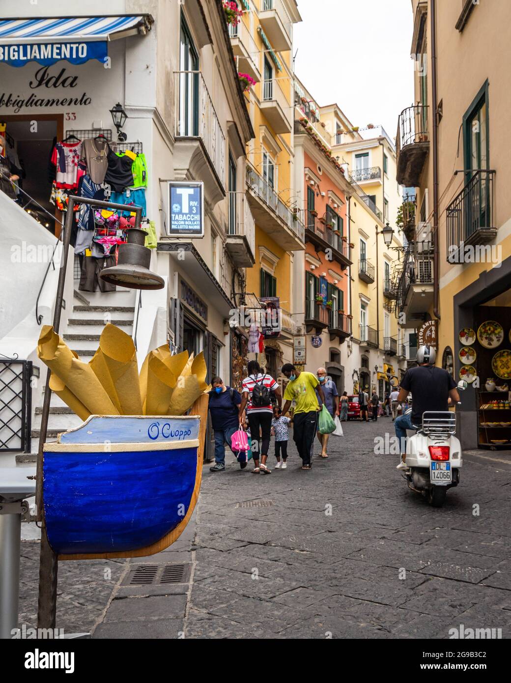 Amalfi, Italy, June 2021 – un ristorante ad Amalfi che serve "Cuoppo", una famosa specialità napoletana di Street food Foto Stock