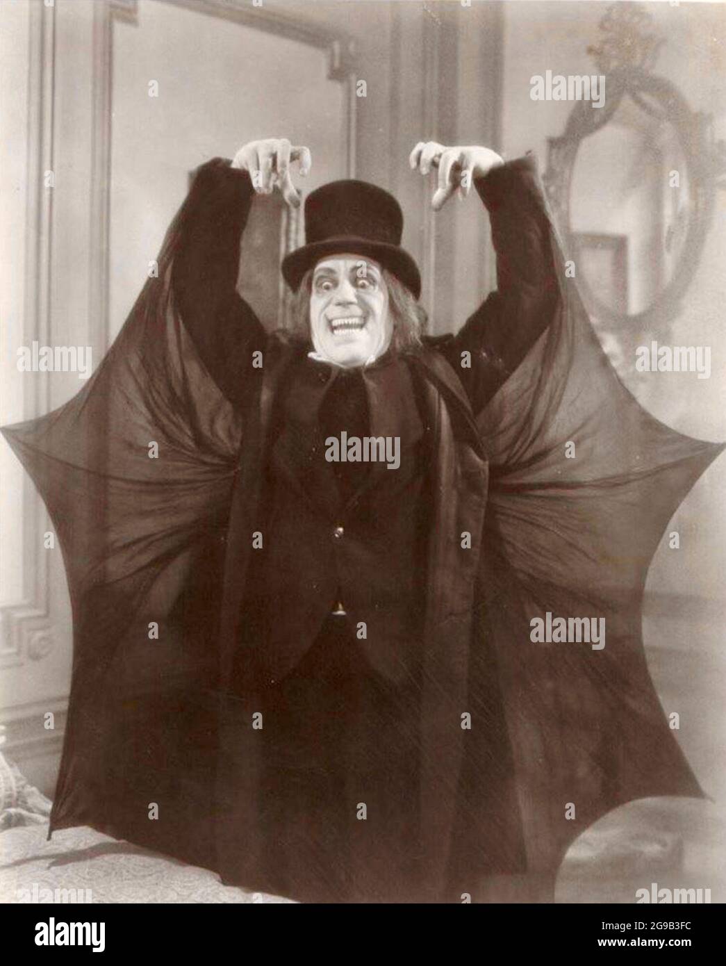 LON Chaney, posa bat, a Londra dopo mezzanotte - 1927 Foto Stock