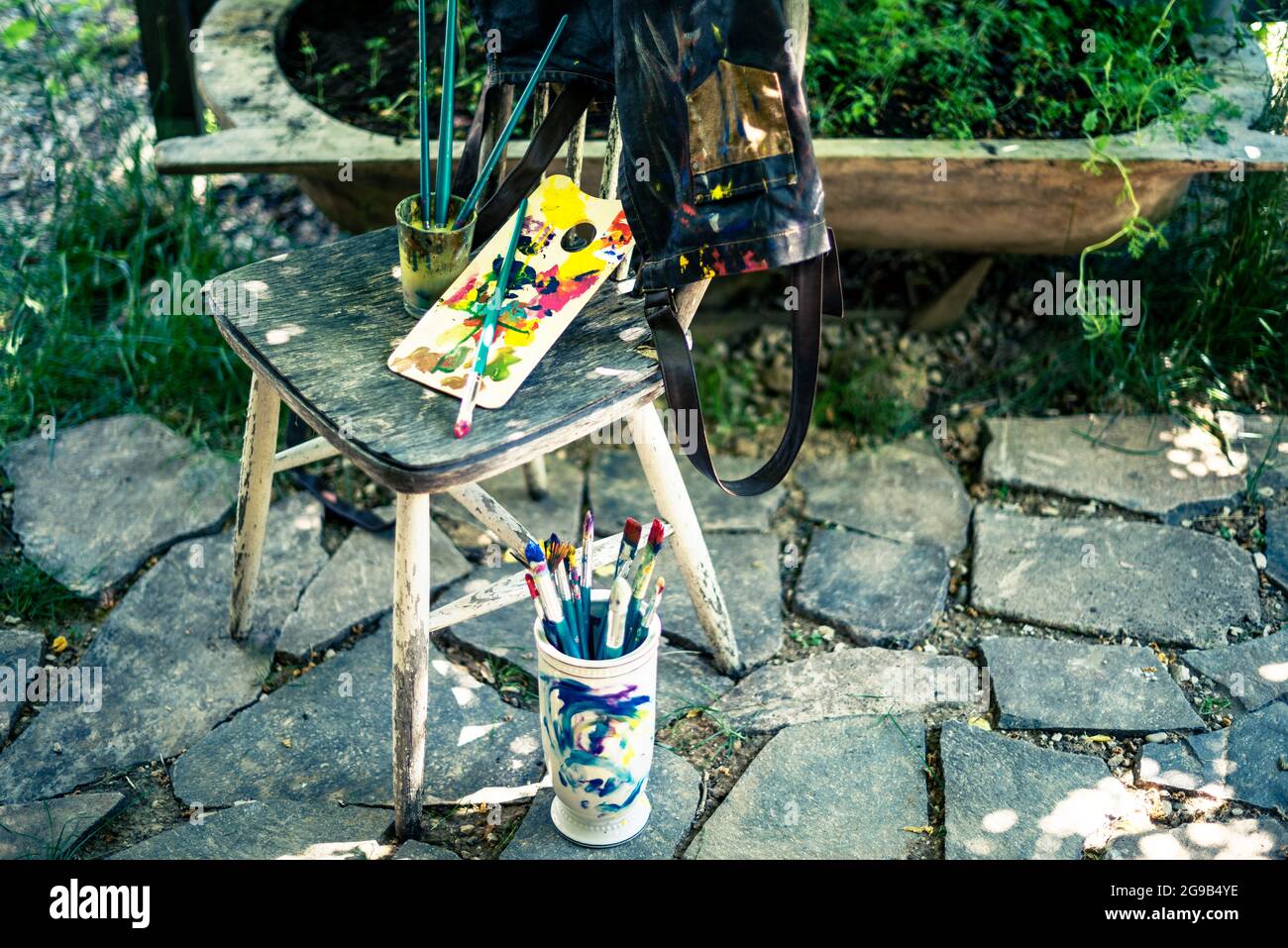 Arte terapia, hobby creativi e concetto di consapevolezza. L'arte di pittura di acquerello fornisce lo sfondo di stile di vita. Foto Stock