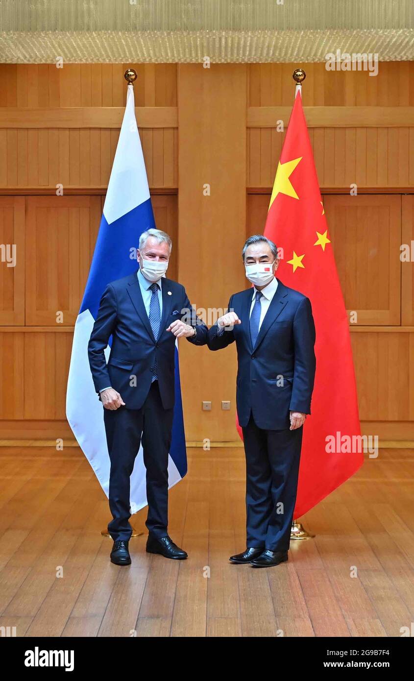 (210725) -- CHENGDU, 25 luglio 2021 (Xinhua) -- il Consigliere di Stato cinese e il Ministro degli Affari Esteri Wang Yi intrattengono colloqui con il Ministro degli Affari Esteri finlandese Pekka Haavisto a Chengdu, provincia sudoccidentale del Sichuan, 25 luglio 2021. (Xinhua/Liu Kun) Foto Stock