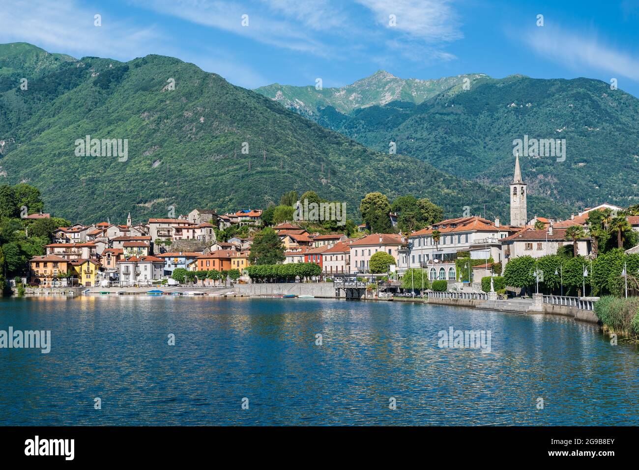 Bellissimo lago italiano. Lago di Mergozzo e la pittoresca città di Mergozzo, Italia settentrionale Foto Stock