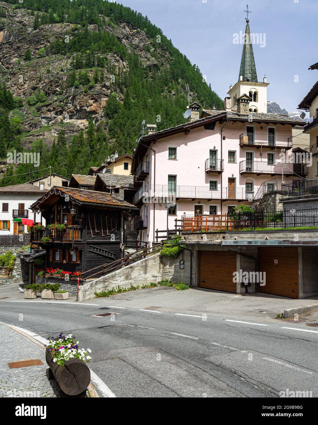 Vista sulla Valtournenche una tipica località turistica della Valle d'Aosta durante la stagione estiva. Valtournenche, Italia, giugno 2021 Foto Stock
