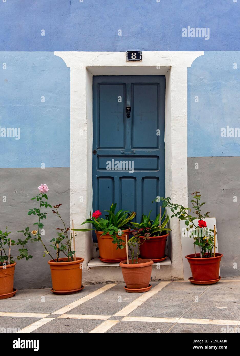 Porta blu e casa con vasi di fiori, Villajoyosa, Spagna Foto Stock