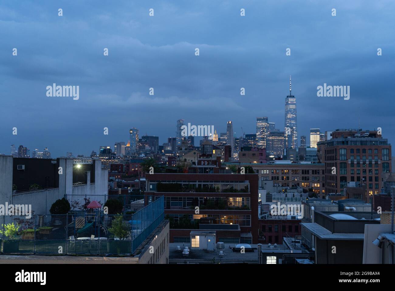 Lo skyline del centro di Manhattan visto dal Meat Packing District di New York il 9 luglio 2021. Foto Stock