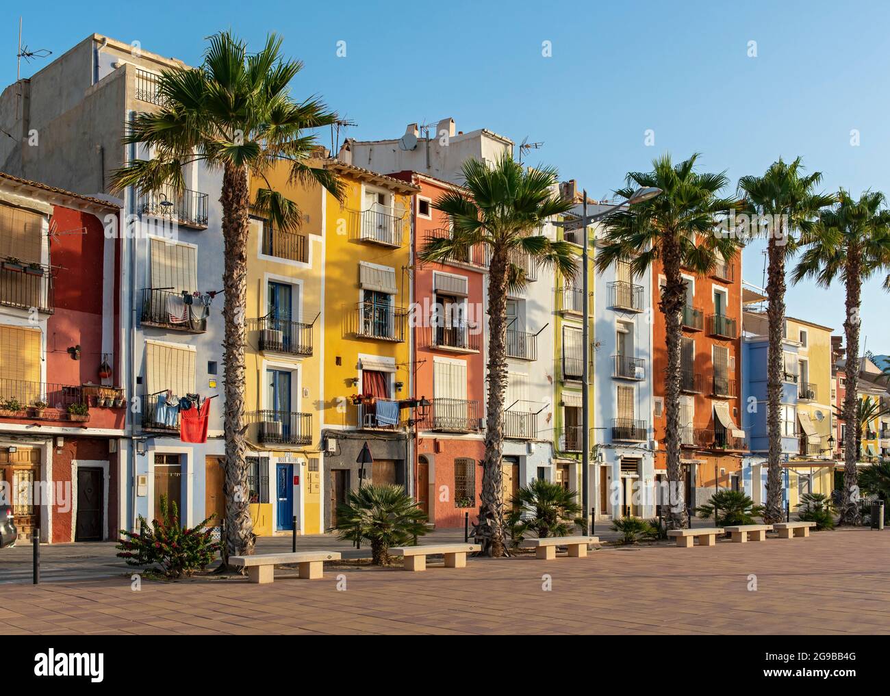 Case colorate fronte spiaggia, Cases de Colors, Carrer Arsenal, Villajoyosa, Spagna Foto Stock