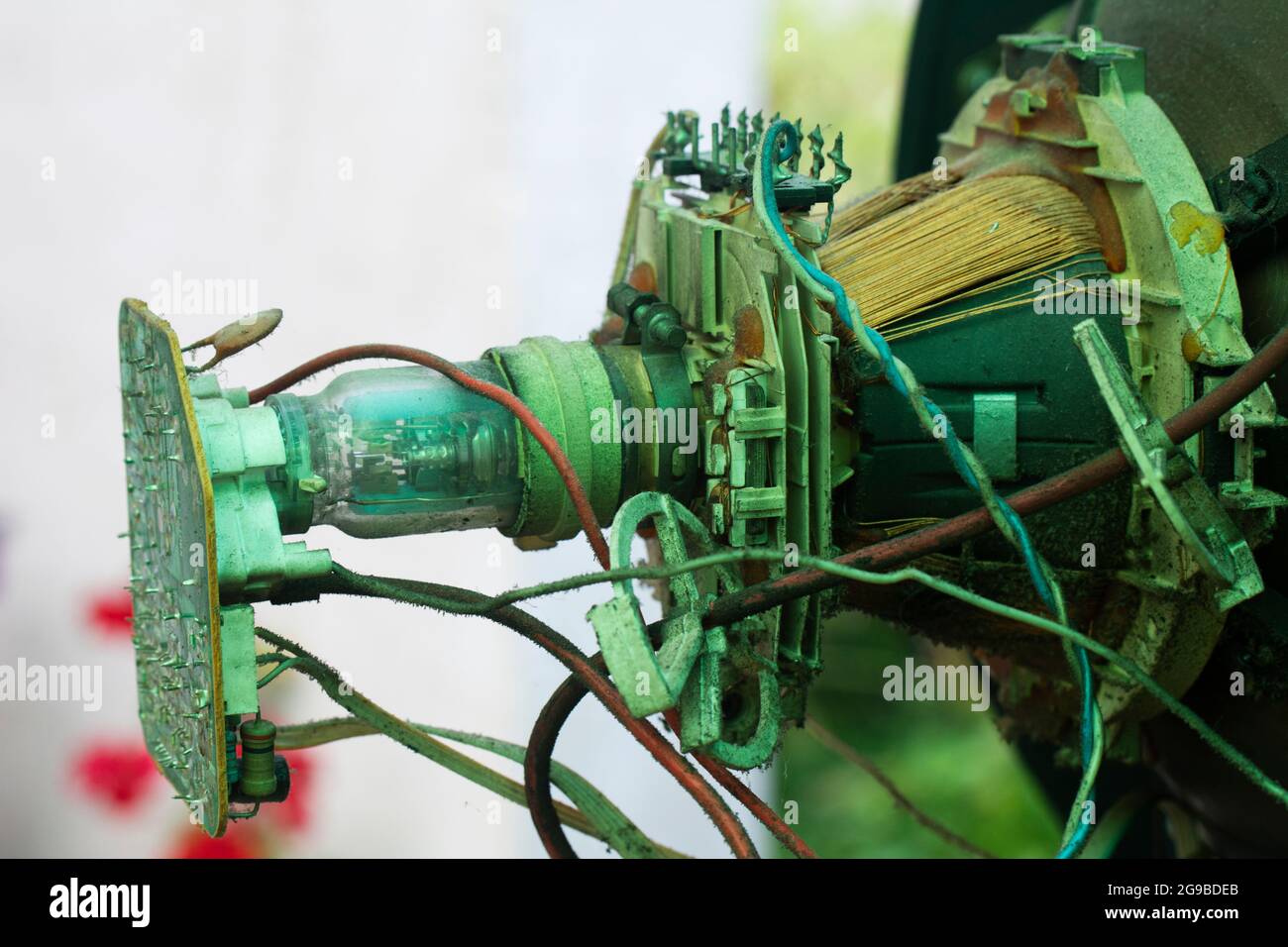 Connettori sul retro del tubo catodico del televisore o del monitor tv usato e polveroso. Tecnologia retro vintage Foto Stock