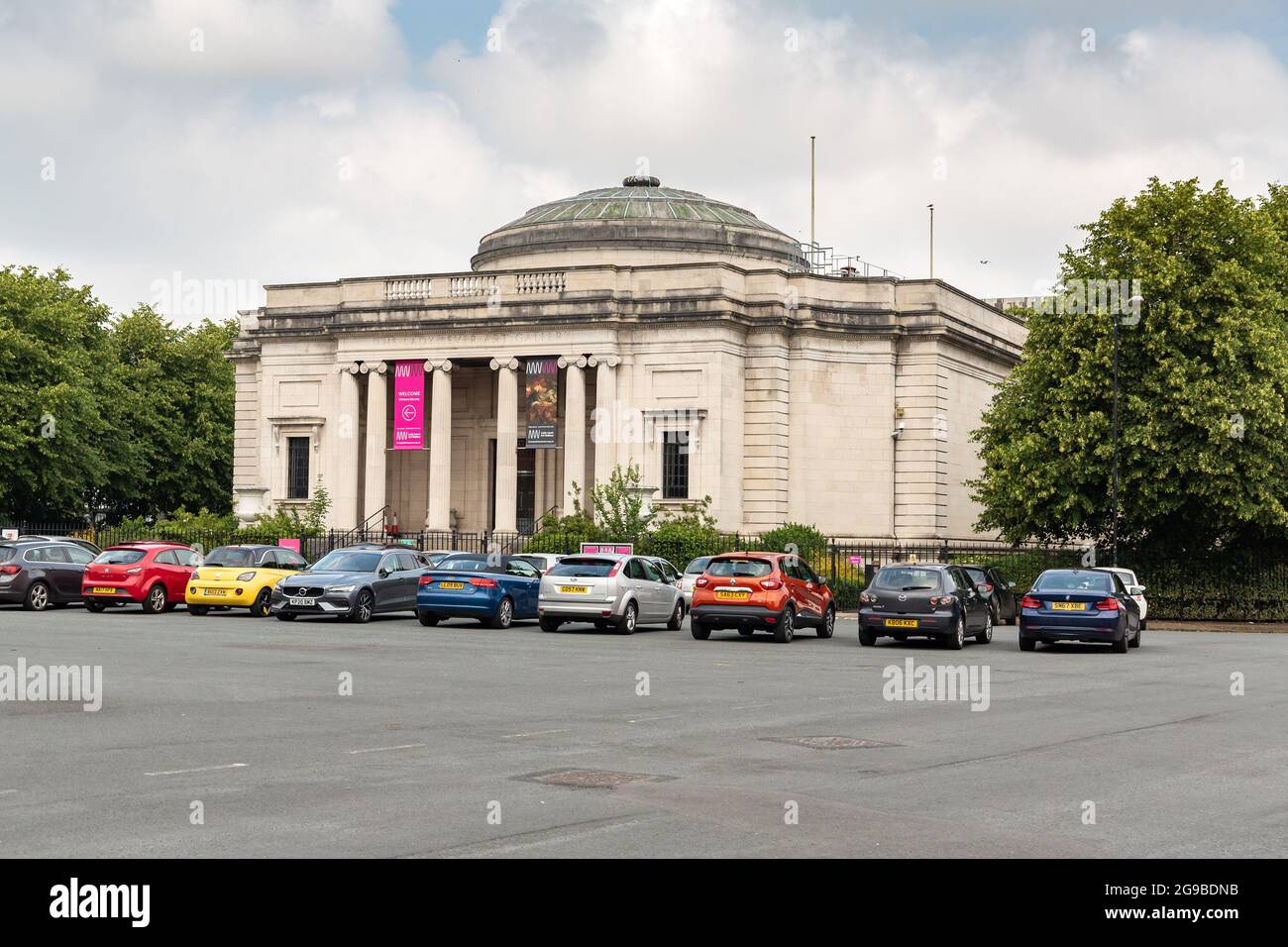 Port Sunlight, Wirral, Regno Unito. Lady Lever Art Gallery esterno e parcheggio. Foto Stock
