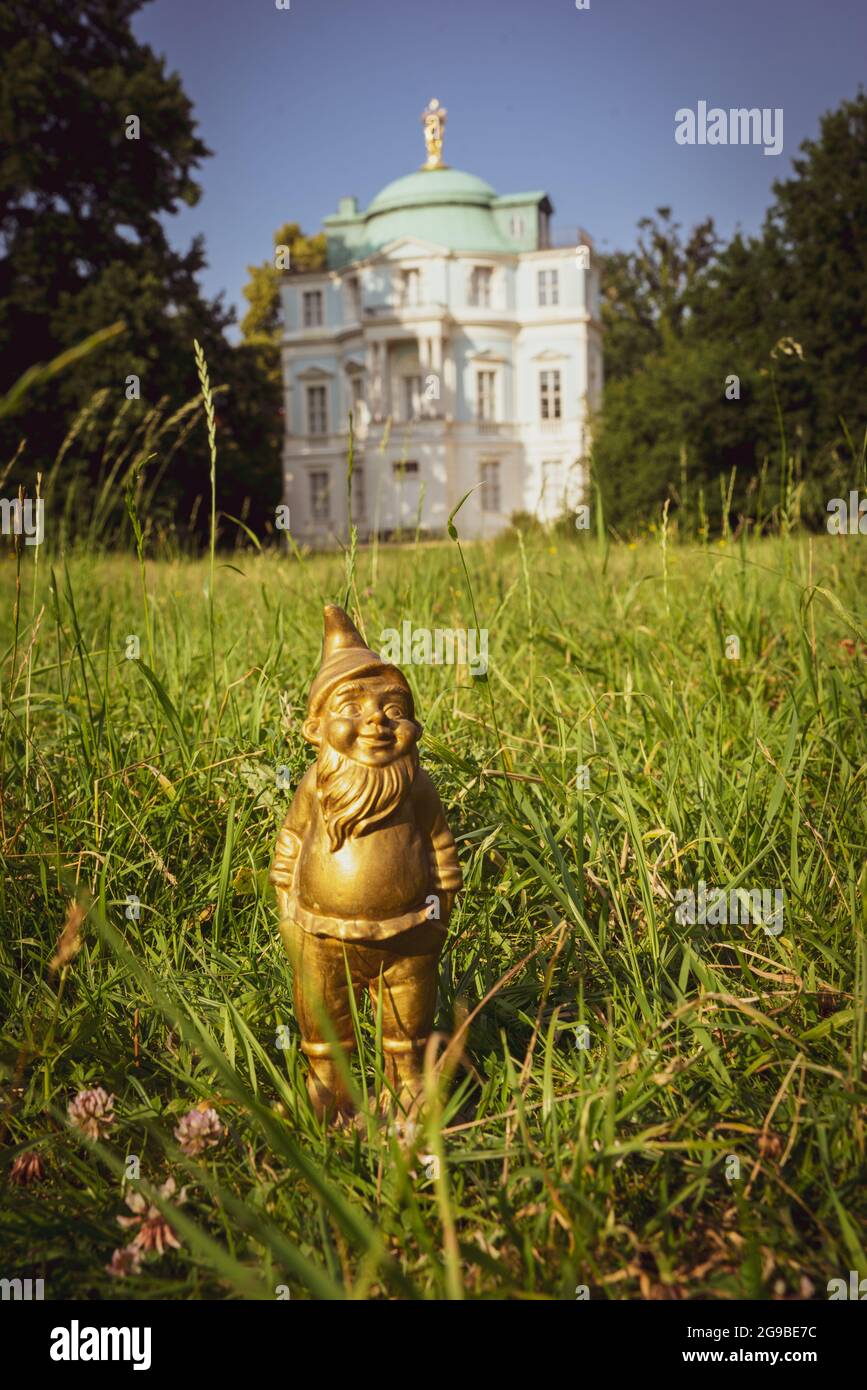 Gartenzwerg im Gras Foto Stock