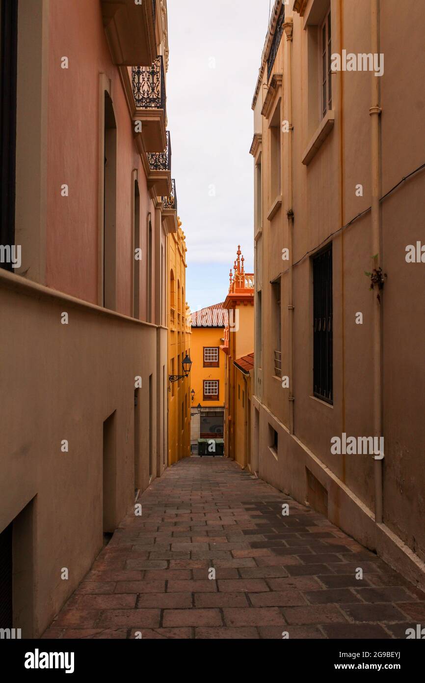 Case colorate e casa con balconi insoliti sulla strada a Puerto de la Cruz, Tenerife, Isole Canarie, Spagna Foto Stock