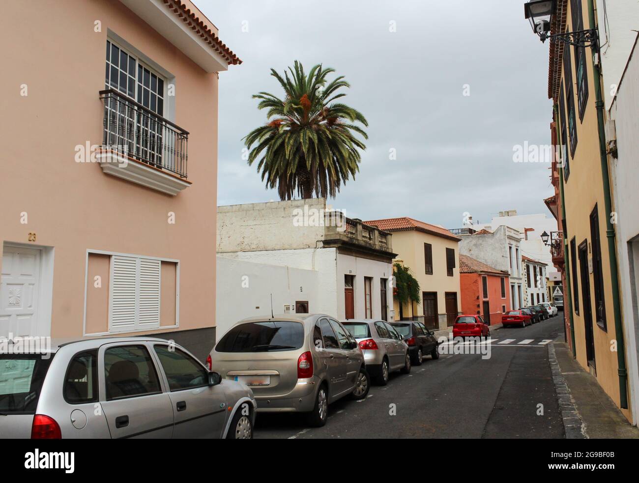 Case colorate e casa con balconi insoliti sulla strada a Puerto de la Cruz, Tenerife, Isole Canarie, Spagna Foto Stock