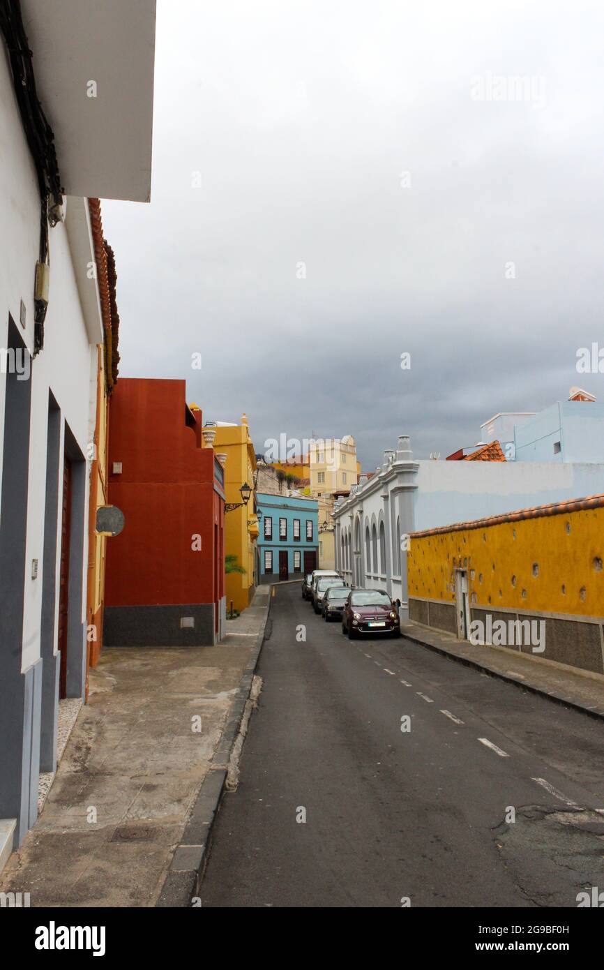 Case colorate e casa con balconi insoliti sulla strada a Puerto de la Cruz, Tenerife, Isole Canarie, Spagna Foto Stock