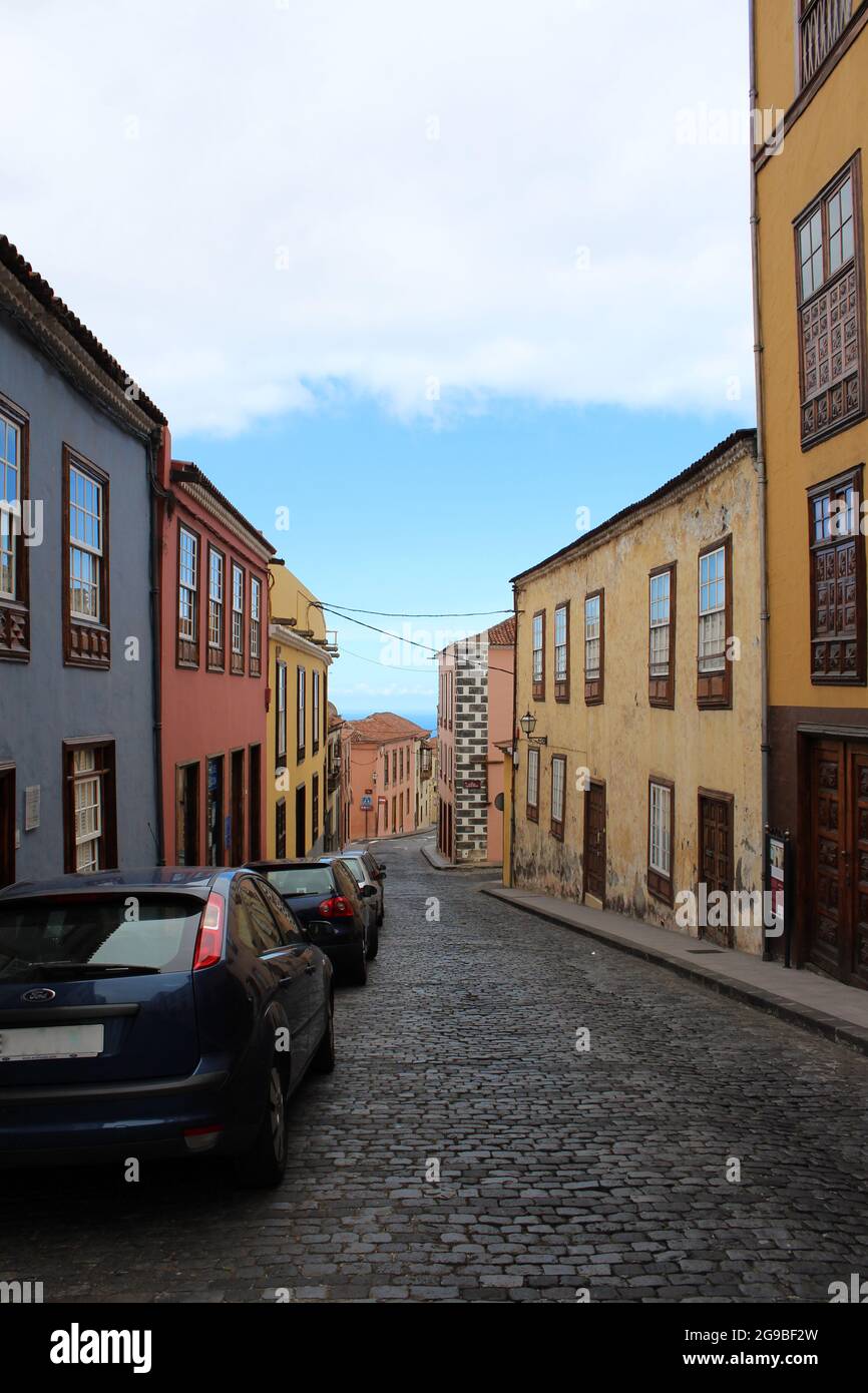 Case colorate e casa con balconi insoliti sulla strada a Puerto de la Cruz, Tenerife, Isole Canarie, Spagna Foto Stock