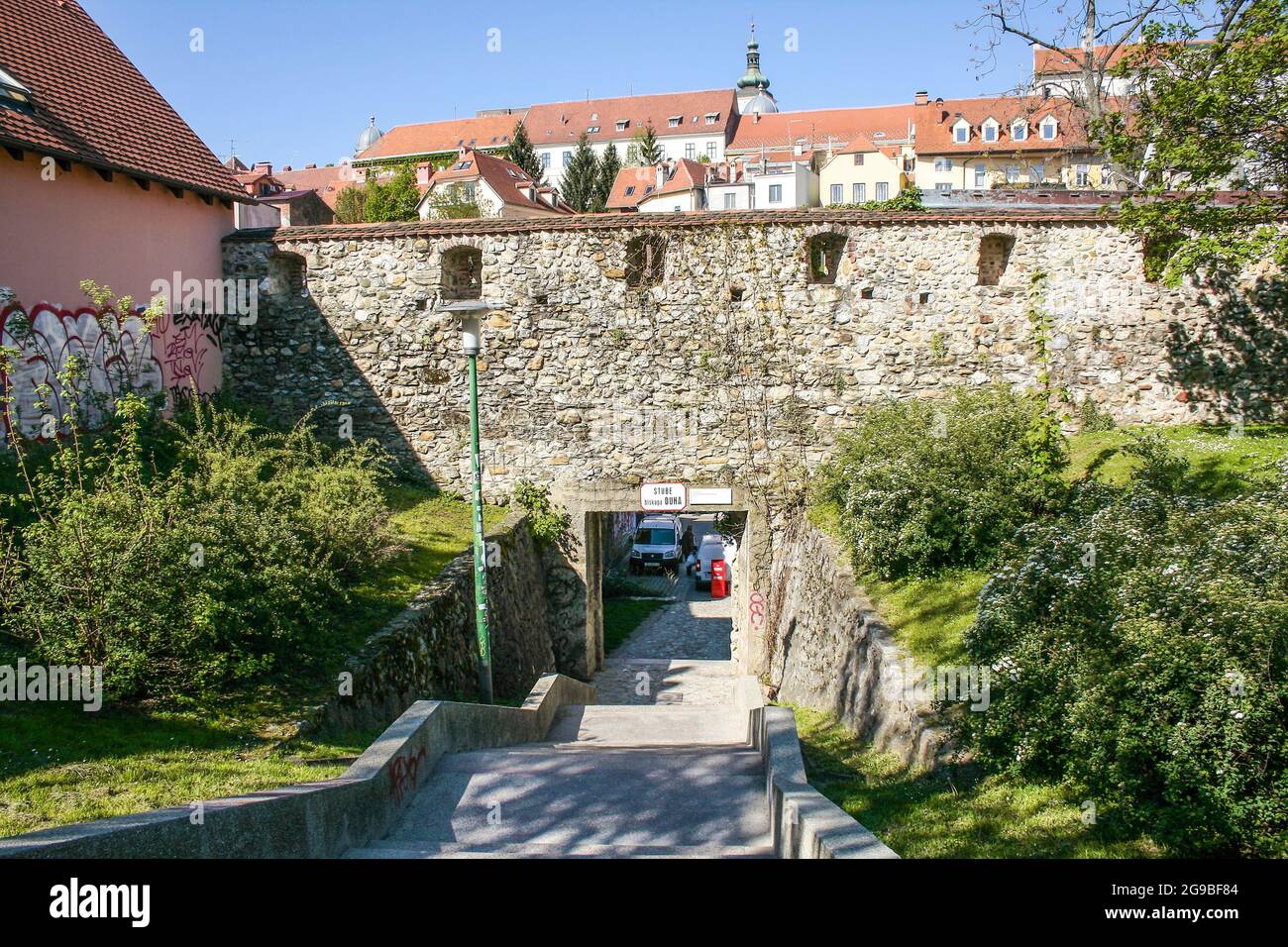 Zagabria, Croazia, Republika Hrvatska, Europa. Il parco del vescovo Stephen II (Perivoj Biskupa Stjepana II), passa sotto le antiche mura della città. Foto Stock